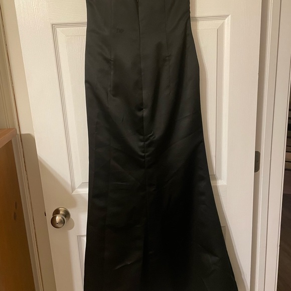 Beautiful black gown. - Picture 2 of 6